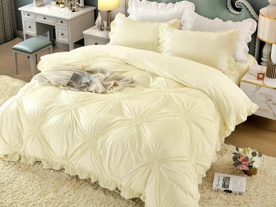 Lenjerie pat dublu, Catifea Deluxe, cu pliuri brodate, 4 piese, Jojo Home, Ivoire 1 Lenjerie pat dublu, Catifea Deluxe, cu pliuri brodate, 4 piese, Jojo Home, Ivoire