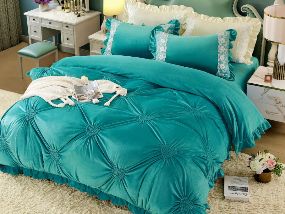 Lenjerie pat dublu, Catifea Deluxe, cu pliuri brodate, 4 piese, Jojo Home, Turquoise 1 Lenjerie pat dublu, Catifea Deluxe, cu pliuri brodate, 4 piese, Jojo Home, Turquoise