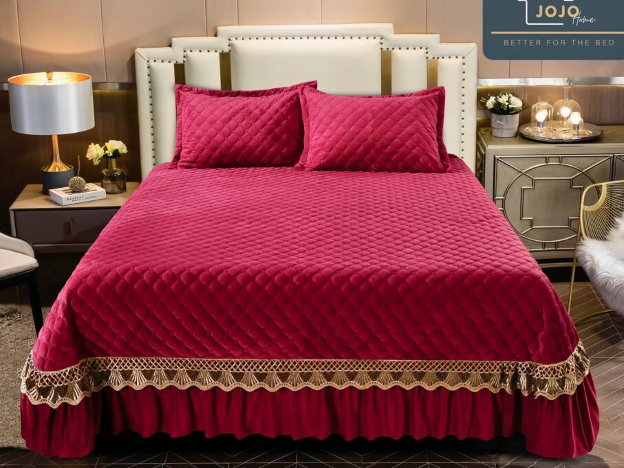 Cuvertura pat dublu, 3 piese, Catifea Matlasata cu Broderie Aurie, 250x270cm, Jojo Home, Rosu