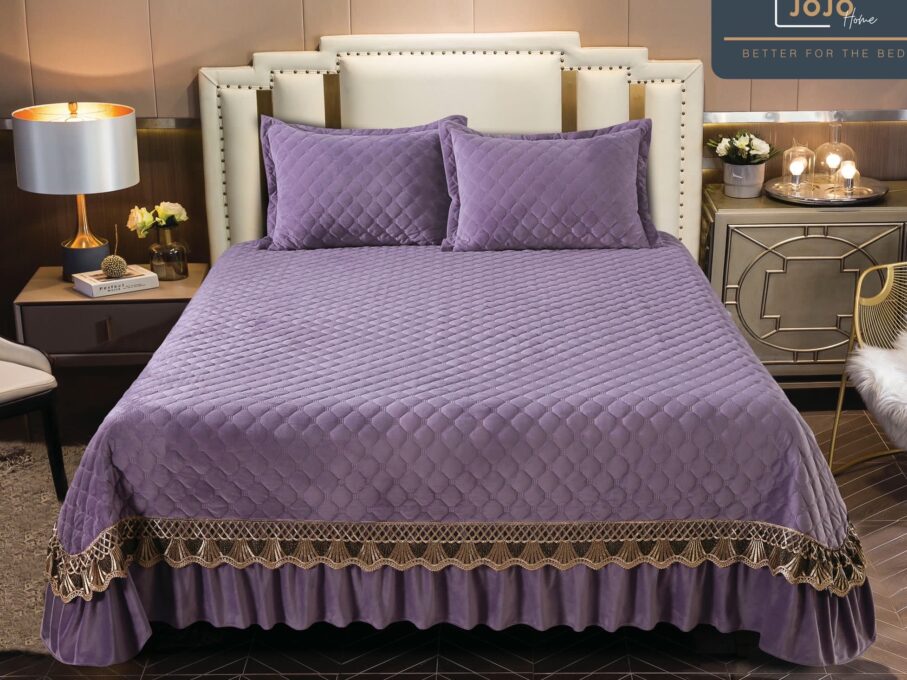 Cuvertura pat dublu, 3 piese, Catifea Matlasata cu Broderie Aurie, 250x270cm, Jojo Home, Mov