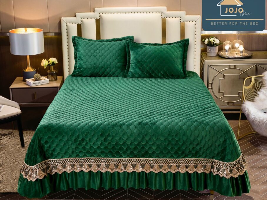 Cuvertura pat dublu, 3 piese, Catifea Matlasata cu Broderie Aurie, 250x270cm, Jojo Home, Verde Smarald