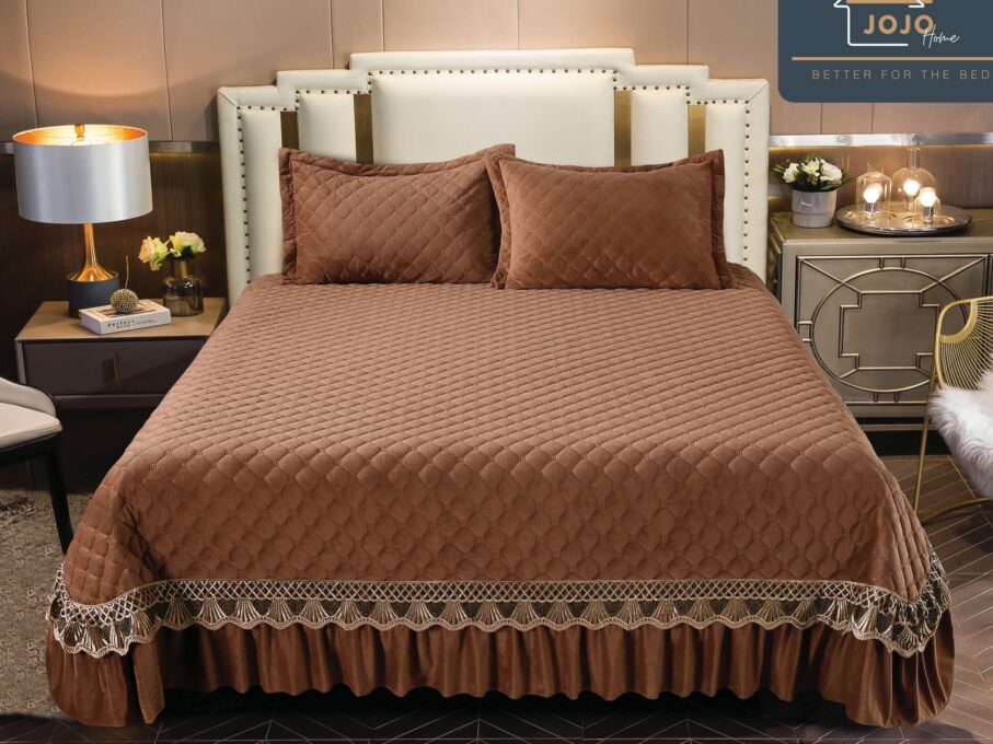 Cuvertura pat dublu, 3 piese, Catifea Matlasata cu Broderie Aurie, 250x270cm, Jojo Home, Maro