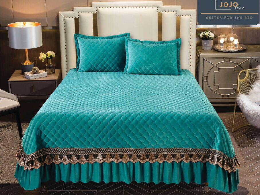 Cuvertura pat dublu, 3 piese, Catifea Matlasata cu Broderie Aurie, 250x270cm, Jojo Home, Turquoise
