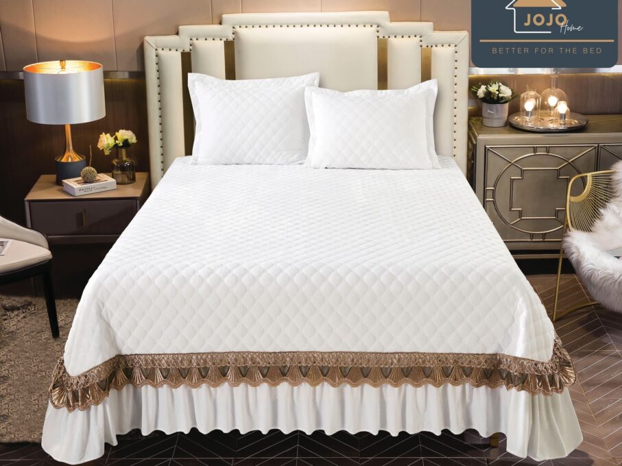 Cuvertura pat dublu, 3 piese, Catifea Matlasata cu Broderie Aurie, 250x270cm, Jojo Home, Alb