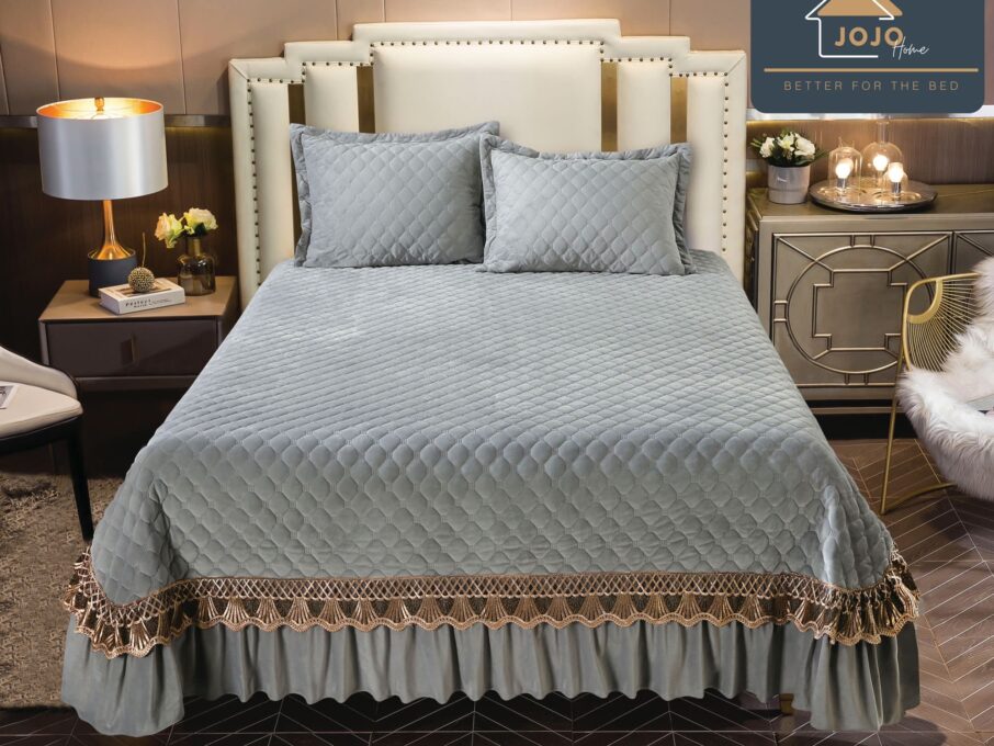 Cuvertura pat dublu, 3 piese, Catifea Matlasata cu Broderie Aurie, 250x270cm, Jojo Home, Gri deschis