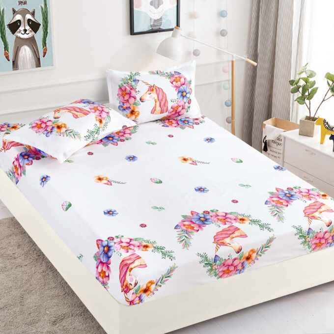 Cearsaf cu elastic, Bumbac FINET, 160/180x200cm, 2 fete de perne 50x70cm, Jojo Home, Alb-Multicolor, unicorni 1 Cearsaf cu elastic, Bumbac FINET, 160/180x200cm, 2 fete de perne 50x70cm, Jojo Home, Alb-Multicolor, unicorni
