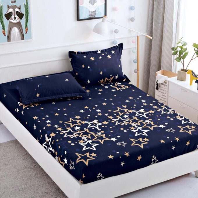Cearsaf cu elastic, Bumbac FINET, 160/180x200cm, 2 fete de perne 50x70cm, Jojo Home, Bleumarin-Auriu, stelute 1 Cearsaf cu elastic, Bumbac FINET, 160/180x200cm, 2 fete de perne 50x70cm, Jojo Home, Bleumarin-Auriu, stelute