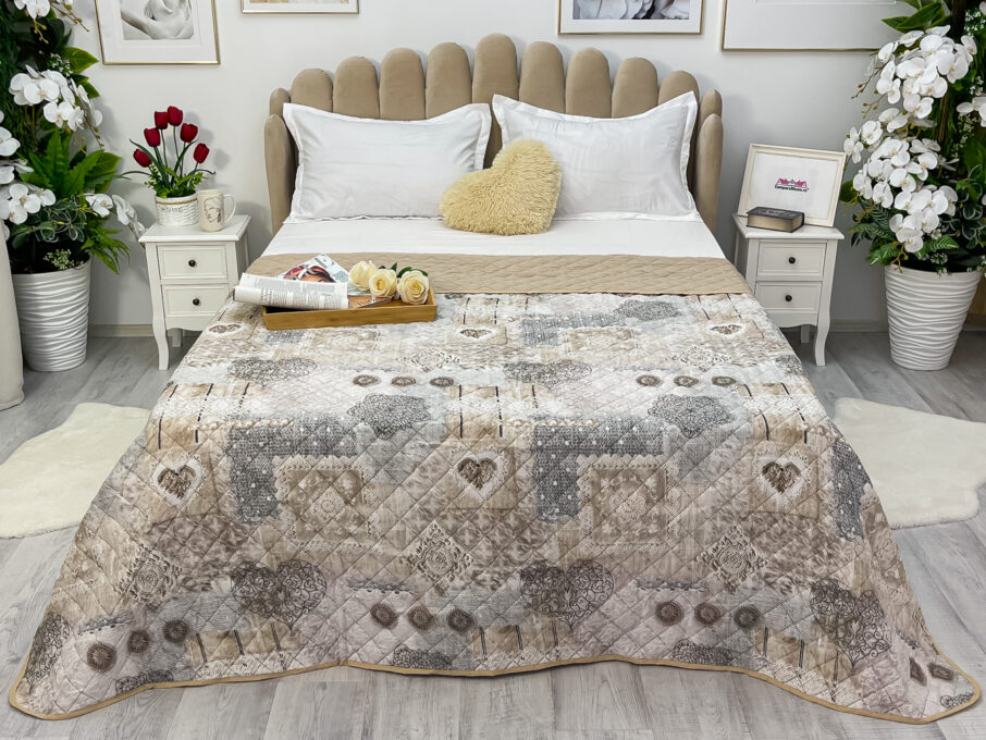 (OFERTA 3 la 199 Lei) Cuvertura matlasata cu doua fete pentru pat dublu , 210x210, Bej-Gri, inimioare