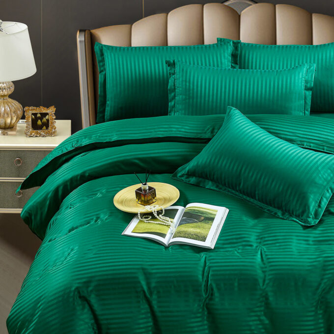 Lenjerie HoReCa, pat dublu, Damasc Finetat Deluxe cu Elastic, 6 piese, Jojo Home, Verde Smarald 1 Lenjerie HoReCa, pat dublu, Damasc Finetat Deluxe cu Elastic, 6 piese, Jojo Home, Verde Smarald