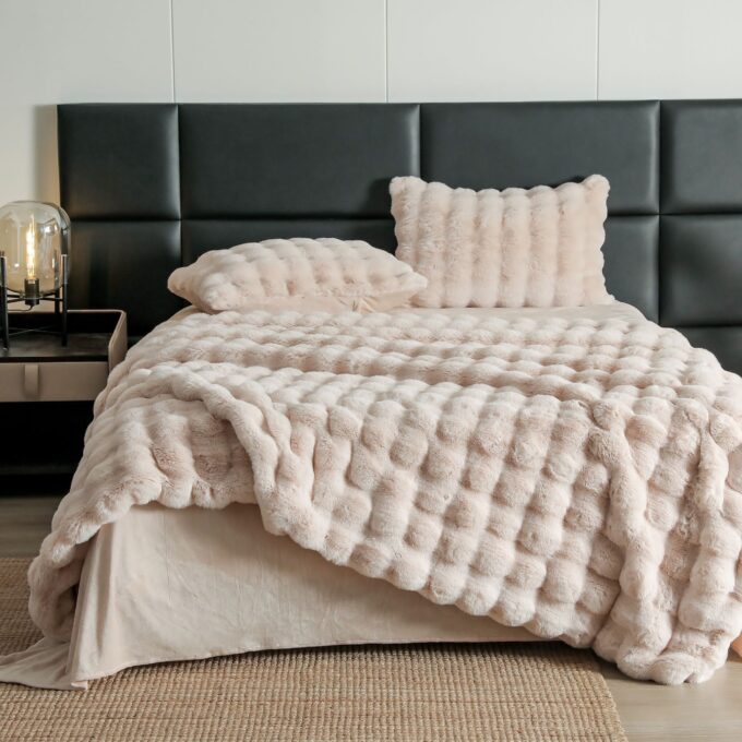 Lenjerie Luxury Pat Dublu, Jojo Home, ExtraPufoasa, din Blanita Artificiala tip Iepure, 6 piese, Bej deschis 1 Lenjerie Luxury Pat Dublu, Jojo Home, ExtraPufoasa, din Blanita Artificiala tip Iepure, 6 piese, Bej deschis