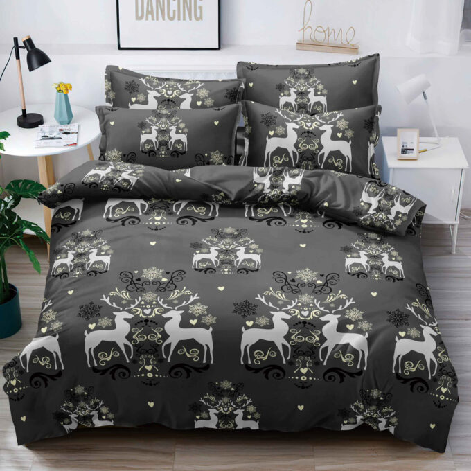 Lenjerie pat dublu, FINET, 6 piese, cu ELASTIC, Craciun, Jojo Home, Gri, reni 1 Lenjerie pat dublu, FINET, 6 piese, cu ELASTIC, Craciun, Jojo Home, Gri, reni